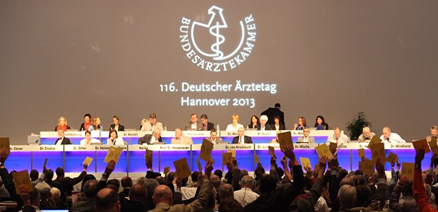 Kommerz gefährdet die Medizin Hände hoch in Hannover: Der Ärztetag kritisiert die zunehmende Kommerzialisierung in der Medizin.