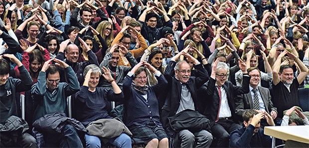 Hirschhausens Plädoyer fürs Zuhören Hände über die Köpfe: Das Publikum macht bei der Vorlesung von Dr. Eckhart von Hirschhausen mit bei der Show.