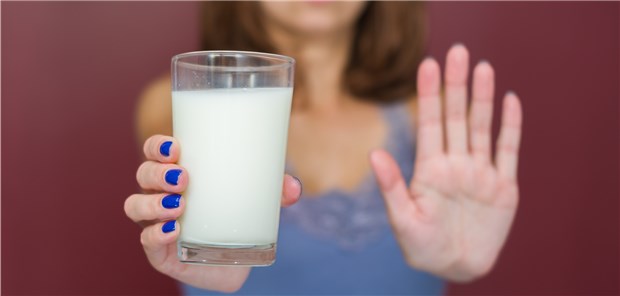 Supermärkte rufen Milch zurück Hände weg: Mehrere große Märkte rufen Milchprodukte zurück. (Symbolbild mit Fotomodell)