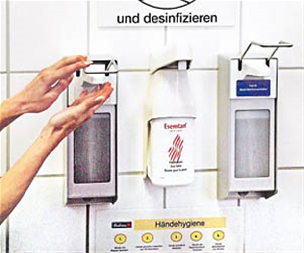 Qualitätssicherung bleibt Mammutaufgabe Händedesinfektion als Standard. Das Infektionsschutzgesetz verpflichtet Kliniken und Praxen zu mehr Schutz vor Keimen.