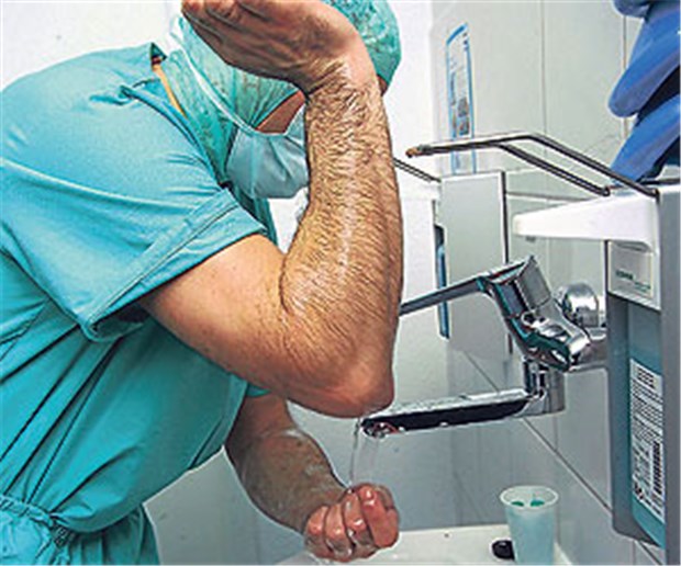 Jede dritte Klinik hat Hygieneziele noch nicht erreicht Händedesinfektion gehört zum A und O der Klinikhygiene.