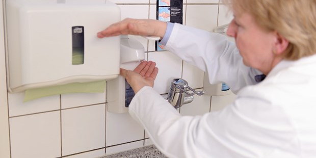 Erfolgsbilanz im Norden Händedesinfektion in einer Arztpraxis: Die Mitglieder im MRE-Netz haben sich sektorenübergreifend auf Maßnahmen verständigt.