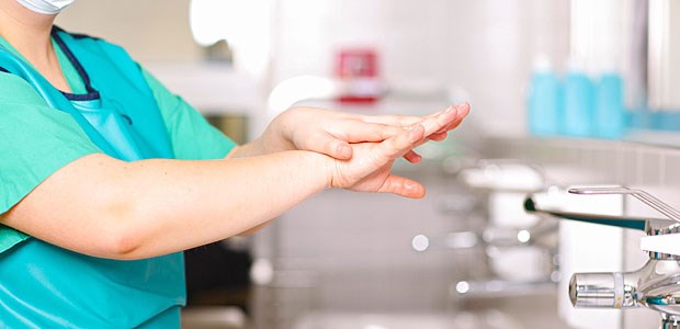 Immer mehr Klinikinfektionen Händedesinfektion ist in Klinik und Praxis das A und O. Trotzdem gibt es hier immer wieder Defizite mit fatalen Folgen.