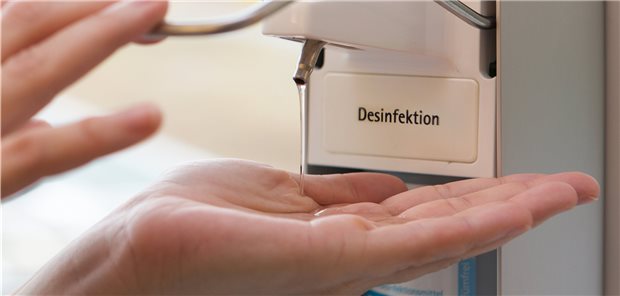 Was Dermatologen zur Handdesinfektion empfehlen Händedesinfektion mit einem viruswirksamen alkoholischen Händedesinfektionsmittel: Das schützt nicht nur vor COVID-19, sondern auch vor einem Handekzem.
