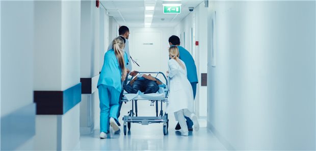 Kranken- und Altenpflegekräfte verdienen laut Statistik überdurchschnittlich Händeringend gebraucht und gesucht: Hier Pflegekräfte im Krankenhaus im Einsatz.