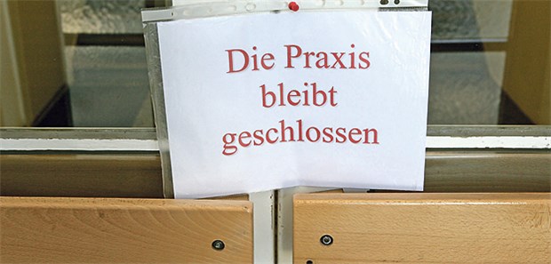 KVen erwarten keinen Durchmarsch der Kassen Hängen künftig an vielen – ehemaligen – Praxen solche Schilder? Eher nicht, heißt es aus KVen.
