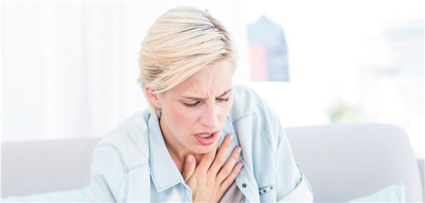 Häufig Atemnot trotz leitliniengerechter Therapie: Vor jeder Eskalation der Asthmatherapie sollte zunächst die Adhärenz und die Inhalationstechnik des Patienten geprüft werden. (Symbolbild mit Fotomodell)