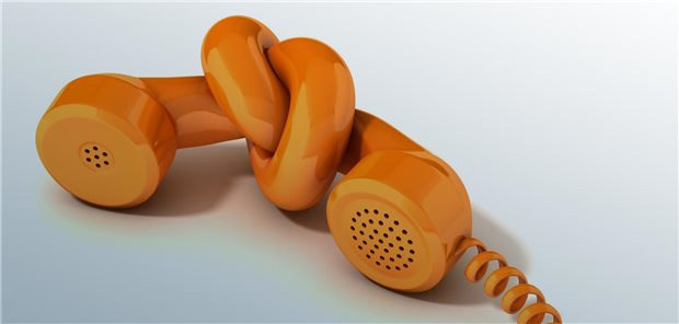 Teamwork bei Krebs: Wie Onkologen und Hausärzte den Knoten ihrer Kommunikation lösen Telefonhörer mit einem Knoten im Hörer