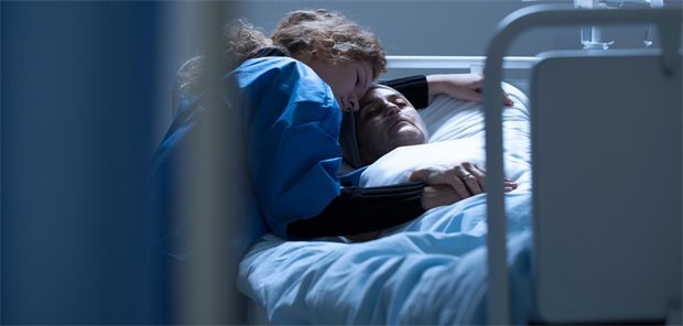 Eine krebskranke Person im Krankenhaus. Dabei ist eine Angehörige.
