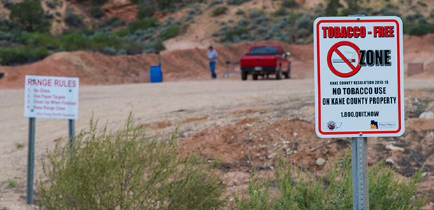 Immer weniger Raucher in den USA Häufige Bild in den USA: Kippenfreie Zone.