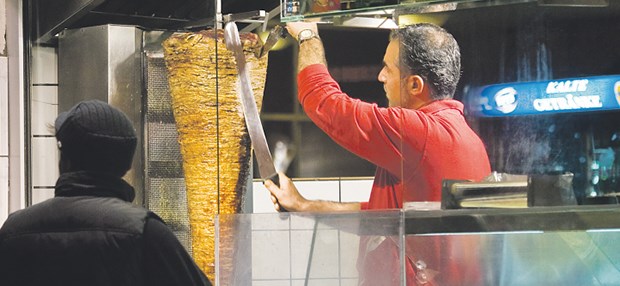 Der unaufhaltsame Siegeszug des Döners Häufiges Bild nicht nur in Berlin: Döner-Imbiss in Kreuzberg.