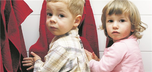 Mehr Handhygiene in der Kita – weniger Atemwegsinfekte Häufiges Händewaschen in der KITA lohnt sich – am besten mit Desinfektionsmittel.