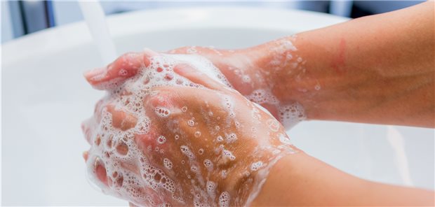 Häufiges Händewaschen kann zum Beispiel bei Friseurinnen zu einer Hautkrankheit im Sinne der Nr. 5101 der Berufskrankheitenliste führen. Für diese Berufskrankheit ist 2021 der Unterlassungszwang weggefallen.