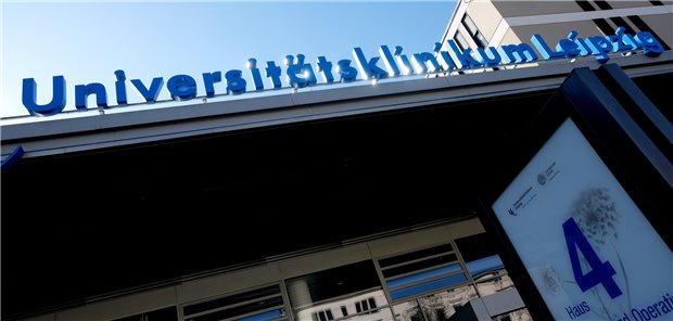 Sachsen fürchtet starke Eingriffe in Krankenhausstruktur Häuser in ländlichen Regionen und Unikversitätsklinika bestimmen die Krankenhauslandschaft in Sachsen. Die Akteure im Freistaat wünschen sich, dass die speziellen Bedürfnisse der Region in der Klinikreform des Bundes berücksichtigt werden. Hier das Universitätsklinikum in Leipzig. (Archivbild)