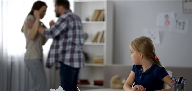 Häusliche Gewalt – Das geht auch an Kindern, die sie miterleben müssen, nicht spurlos vorbei.