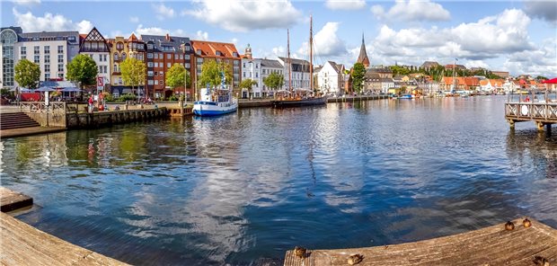 Bi-konfessionelles Krankenhaus in Flensburg kann starten Hafenpanorama von Flensburg: In der Stadt an der Förde soll jetzt das erste Krankenhaus der Schwerpunktversorgung in Deutschland entstehen, das von zwei kirchlichen Trägern unterschiedlicher Konfession betrieben wird.