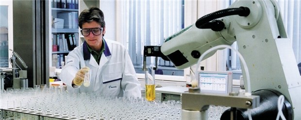 Risk-Sharing - mehr als nur ein Rabatt Haftung für das Nutzenversprechen eines innovativen Arzneimittels: Forschung in einem Labor.