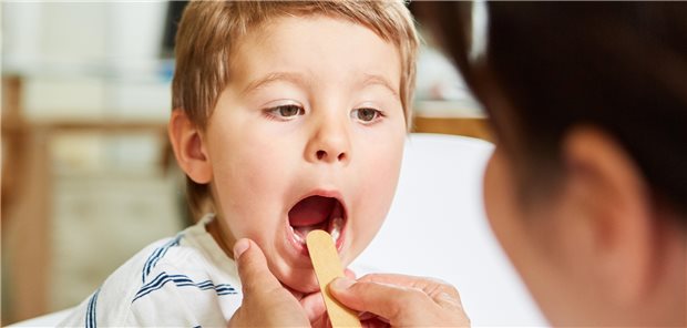 Halsschmerzen? Mandelentzündung? Ein Kind wird beim Pädiater untersucht. Leistungen aus dem allgemeinen EBM-Kapitel der Kinder- und Jugendärzte sollen künftig außer Budget bezahlt werden.