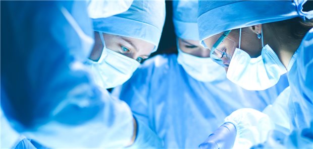 Halten Chirurginnen das Skalpell in der Hand, sind weibliche und männliche Patienten wohl gleichermaßen sicher. Werden Frauen von männlichen Kollegen operiert, erhöht sich die Rate postoperativer Komplikationen. So das Ergebnis einer kanadischen Studie. (Symbolbild mit Fotomodellen)