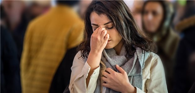 Frau mit Corona-Symptomen