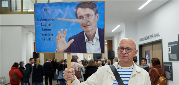 Ärzteproteste mit markigen Sprüchen in mehreren Bundesländern Hamburger Ärzte protestierten gegen die Streichung der Neupatientenregelung – zum Teil mit markigen Worten in Richtung Bundesgesundheitsminister Lauterbach.