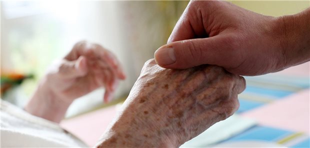 Fachkräftequote in der Pflege: Hamburg zeigt sich flexibel Hamburger Pflegeheime, die nachweislich eine gute Betreuungsqualität bieten, müssen vom 1. November an nicht mehr so viel fachlich ausgebildetes Betreuungspersonal vorhalten.