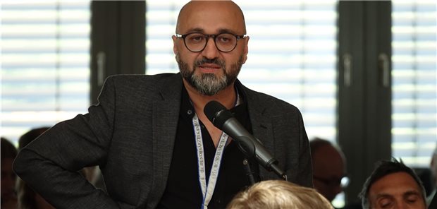 Die wechselhafte Geschichte zweier Ärztekammern Hamburgs Ärztekammer-Präsident Dr. Pedram Emami sieht die Kammer als Institution in einer wichtigen Rolle an der Schnittstelle zwischen Wissenschaft und Gesellschaft.