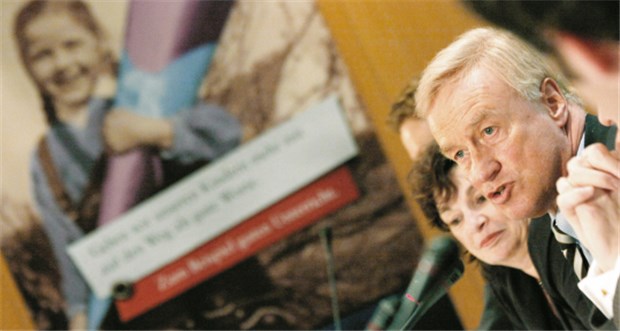 Schul-Volksentscheid politisiert Ärzte Hamburgs Bürgermeister Ole von Beust (CDU) und Schulsenatorin Christa Goetsch (GAL) kämpfen für die Reform.