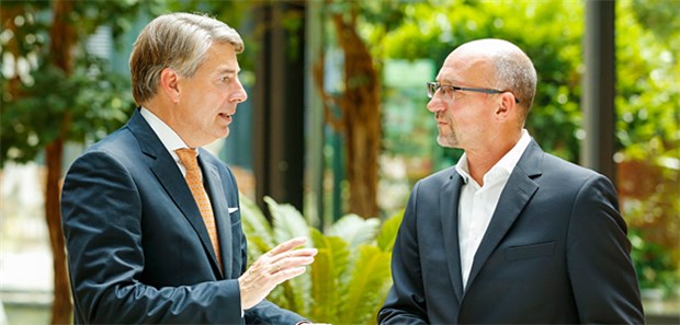 Han Steutel, General Manager Germany von Bristol-Myers Squibb, (li.) im Gespräch mit Wolfgang van den Bergh.