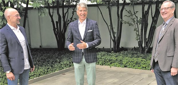 Han Steutel (Mitte) im Gespräch mit Wolfgang van den Bergh (li.) und Anno Fricke von der „Ärzte Zeitung“.