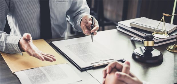 Bei coronabedingter Stilllegung der gesamten Praxis steht Inhabern umfassende Entschädigung zu Ein Richter vor einem Dokument