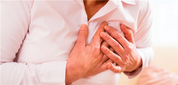 Frau greift sich an die Brust