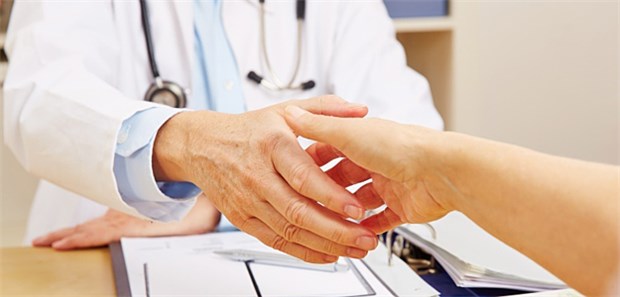 Hand drauf? Jobzusagen vom Chefarzt sind nicht in allen Fällen wirklich belastbar, mahnen Juristen.