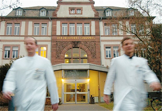 Uni Gießen-Marburg: Viel Sand im Getriebe von Forschung und Lehre Hand in Hand geht in Gießen-Marburg nicht viel. © dpa