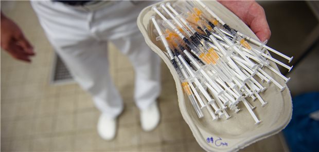 Was die Wirtschaft nach der Pandemie von der Politik erwartet Spritzen in einer Schale: Hand in Hand lief es bei der Produktion und Zulassung der Corona-Impfstoffe. Ein gutes Beispiel, wie die Zusammenarbeit von Pharmaunternehmen und Behörden laufen sollte.