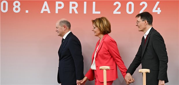 Bundeskanzler Olaf Scholz (l-r), Malu Dreyer, Ministerpräsidentin von Rheinland-Pfalz, und Karl Lauterbach (alle SPD), Bundesgesundheitsminister, nehmen am symbolischen Spatenstich für ein neues Werk des US-Pharmakonzerns Lilly teil. Das Unternehmen investiert in Alzey bis 2027 rund 2,3 Milliarden Euro in eine Fertigungsstätte für injizierbare Medikamente.