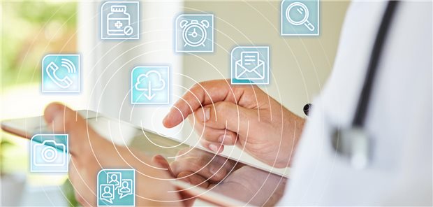 Hand tippt auf Tablett, während virtuelle Symbolen um das Gerät schwirren.