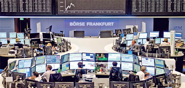 Nach dem Kurssturz bieten sich Kaufgelegenheiten Handelssaal der Börse in Frankfurt am Main: Am 24. August fiel der Dax unter die Marke von 10.000 Punkten. Danach setzte aber bald die Gegenbewegung ein.