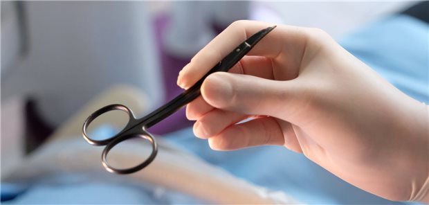 IGES-Gutachter: Fast doppelt so viele Op-Leistungen ambulant möglich Handreichung bei einer Operation. Die Ambulantisierung des Operierens soll
einen Schub erhalten.