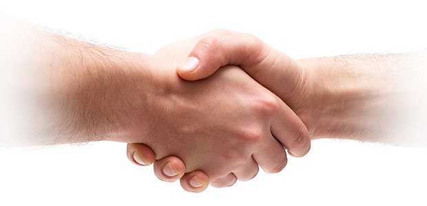 Drei Prozent mehr für Arzneien Handschlag: KBV und Kassen haben sich auf einen Zuwachs von drei Prozent geeinigt.