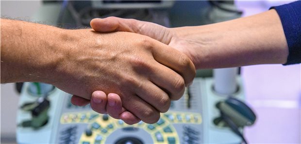 Notruf abgesetzt: MedTech fordert MDR-Addendum Handschlag erwünscht: Der Medizintechnikverband BVMed will die neue Bundesregierung wieder stärker als Verbündete wissen, wenn es um die Belange der Branche geht.
