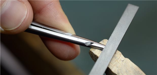 So wird präzises Handwerkszeug für Ärzte hergestellt Handwerkliches Geschick, Akribie und Konzentration sind wichtige Voraussetzungen für die Tätigkeit als Chirurgiemechaniker. Felix Kästle/picture alliance/dpa