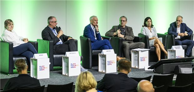 Hannelore König, Jörn Dieterich, Norbert Smetak, Moderator Anno Fricke, Nicola Buhlinger-Göpfahrt und Michael Weller diskutieren über die ambulante Versorgung von morgen.