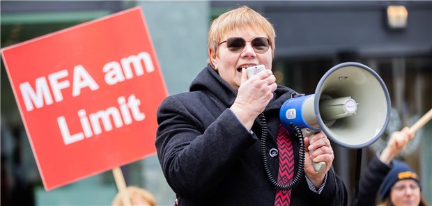 Hannelore König, Präsidentin des Verbandes medizinischer Fachberufe, sah als letzten Ausweg nur noch einen Warnstreik, um für die MFA in Haus- und Facharztpraxen sowie MVZ einen respektablen Tarifabschluss eintüten zu können. Der muss sich nun als zukunftstauglich bewähren.
