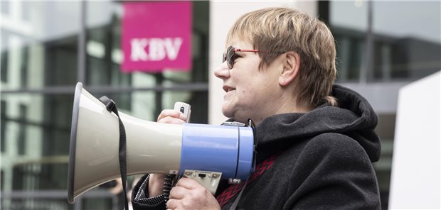 Hannelore König, Präsidentin des vmf, beim MFA-Warnstreik begleitend zu ganztägigen Tarifverhandlungen vor der Bundesärztekammer.
