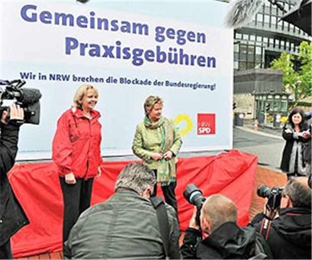 Wahlkampf mit der Praxisgebühr Hannelore Kraft (SPD, l.) und Sylvia Löhrmann (Grüne) präsentieren das Wahlplakat gegen die Praxisgebühr.