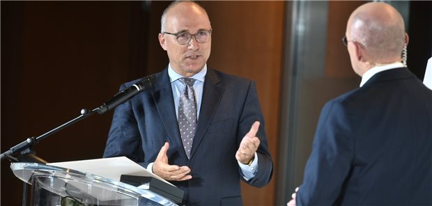 Givlaari: Chance bei hepatischer Porphyrie Hannes Schmeil, Geschäftsführer der Alnylam Germany GmbH, berichtet bei der Galenus-Gala über die Entwicklung des RNAi-Therapeutikums Givosiran.