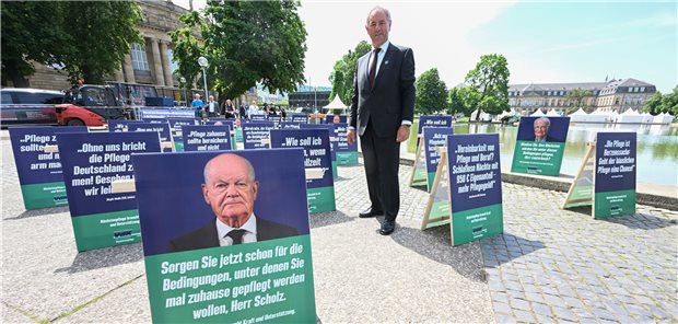 Hans-Josef Hotz, Landesvorsitzender des Sozialverbandes VdK Baden-Württemberg, bei der Präsentation der Kampagne „Nächstenpflege“ in Stuttgart.