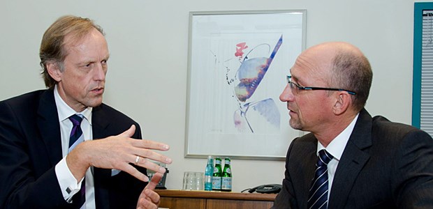 Mehr Vertrauen für die Versorgung Hanspeter Quodt, Vorsitzender der Geschäftsführung der MSD Sharp & Dohme GmbH, und Wolfgang van den Bergh.