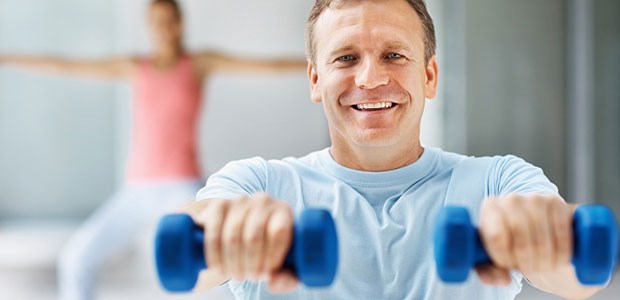 Diabetes vorbeugen geht auch mit Hanteln Hanteltraining - Männer jeden Alters profitieren davon.